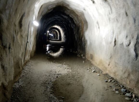 Fiescheralp-Sommer-durch-den-Tunnel_2.JPG