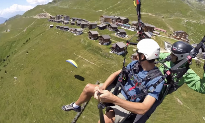 Gleitschirm Passagierflug Fiescheralp direkt beim Chalet Desmin starten. Gleitschirm Tandemflug.